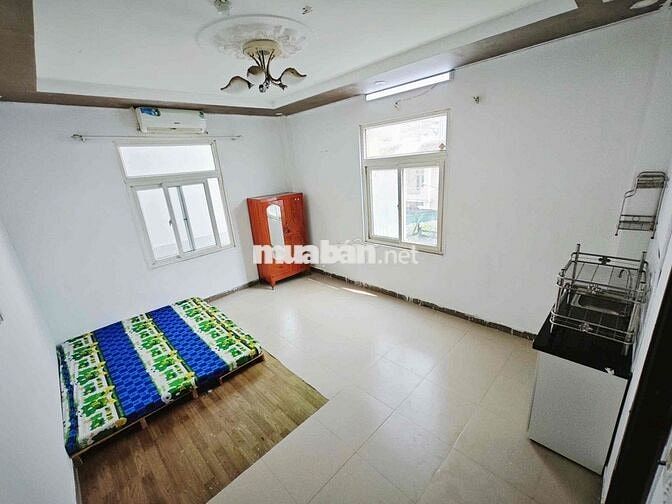 Trống sẵn phòng studio view kính cửa sổ siêu sáng , Tạ quang Bửu q8