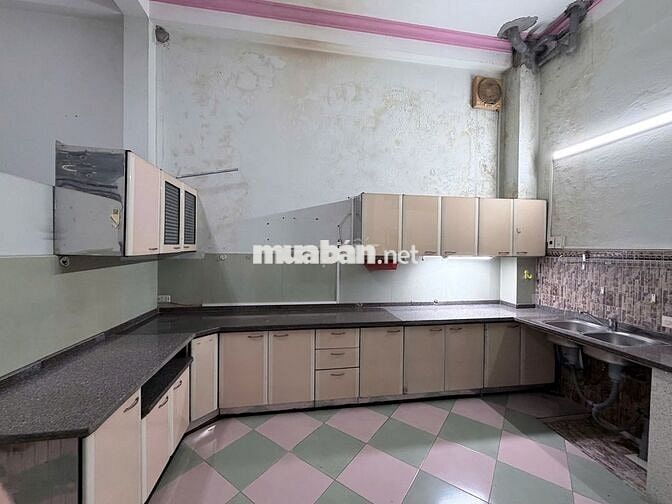 Nhà 3 tầng nguyên căn gần trường cấp 2
