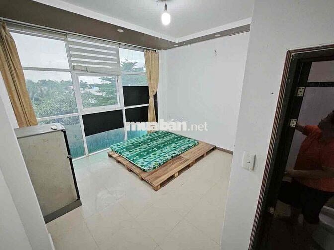 Trống sẵn phòng studio view kính cửa sổ siêu sáng , Tạ quang Bửu q8