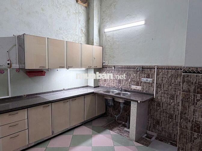 Nhà 3 tầng nguyên căn gần trường cấp 2