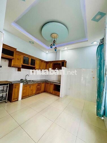 Cho Thuê Nhà DT 180m2 1Trệt 2Lầu 3Pn 3Wc Sân Thượng Hẻm Xe Tải Đậu