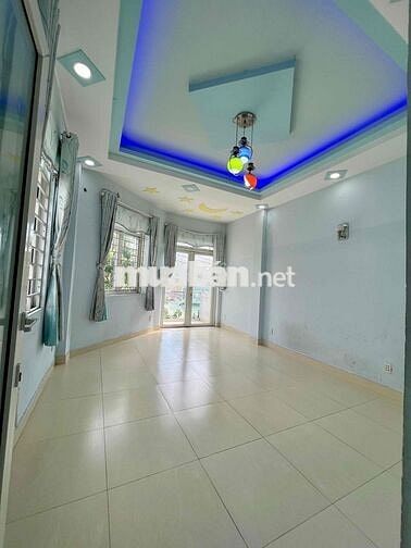 Cho Thuê Nhà DT 180m2 1Trệt 2Lầu 3Pn 3Wc Sân Thượng Hẻm Xe Tải Đậu