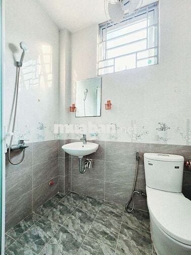 Phòng Nguyễn Trọng Tuyển, gần CV Hoàng Văn Thụ