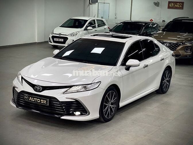 Toyota Camry 2.0Q 2022 Trắng Ngọc Trai Tự Động