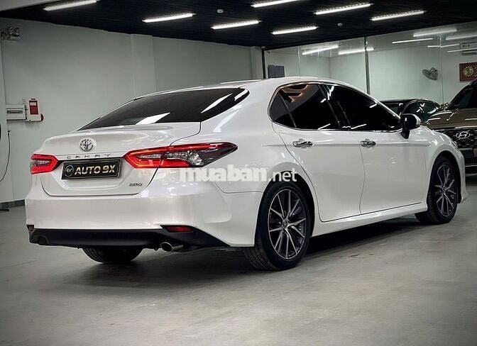 Toyota Camry 2.0Q 2022 Trắng Ngọc Trai Tự Động