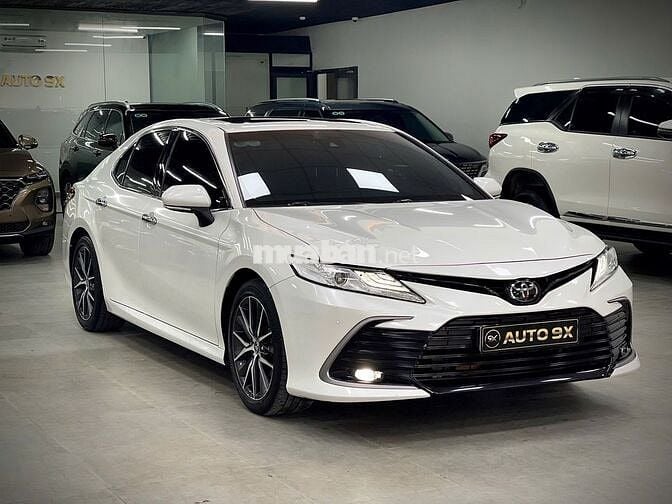 Toyota Camry 2.0Q 2022 Trắng Ngọc Trai Tự Động
