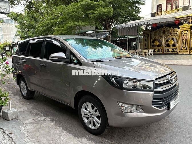 Toyota Innova 2.0G 2017 Nâu vàng ánh kim