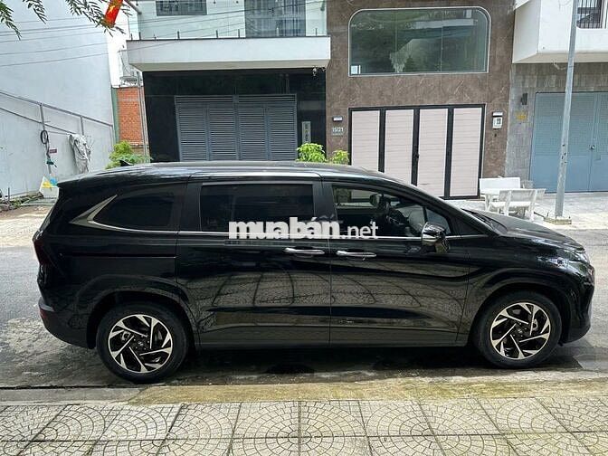 Hyundai Custin 7 chỗ Tự động Xăng 13.000 km Đen
