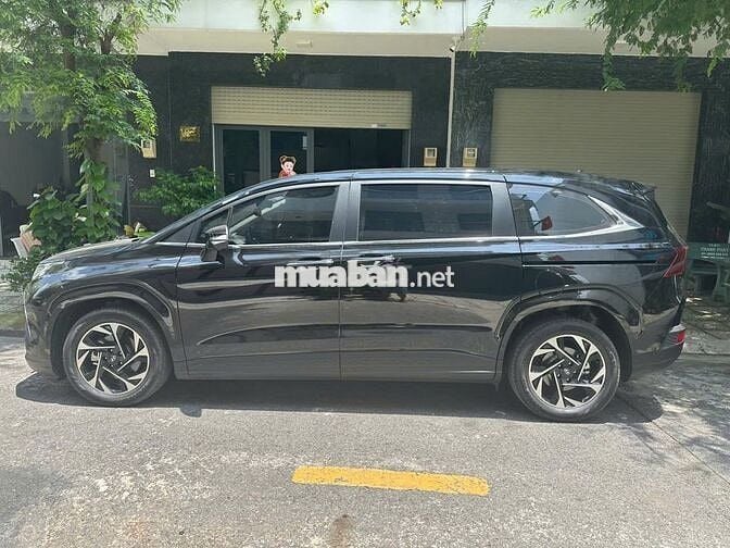 Hyundai Custin 7 chỗ Tự động Xăng 13.000 km Đen