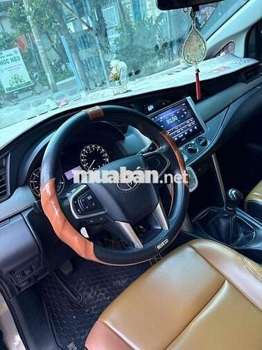 Toyota Innova 2.0G 2017 Nâu vàng ánh kim