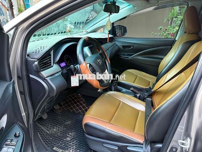Toyota Innova 2.0G 2017 Nâu vàng ánh kim