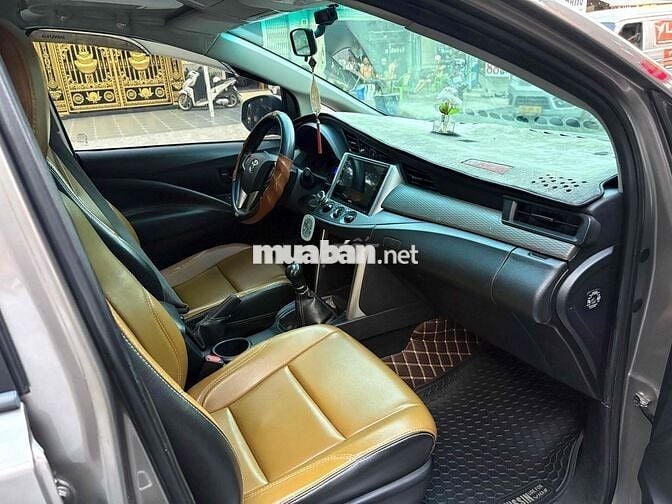 Toyota Innova 2.0G 2017 Nâu vàng ánh kim