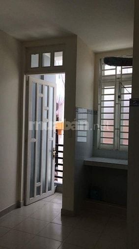 Chủ nhà cho thuê phòng có ban công, wifi miễn phí và chỗ đậu xe.