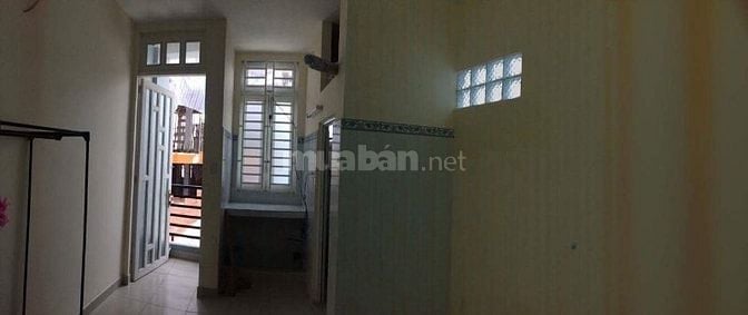 Chủ nhà cho thuê phòng có ban công, wifi miễn phí và chỗ đậu xe.