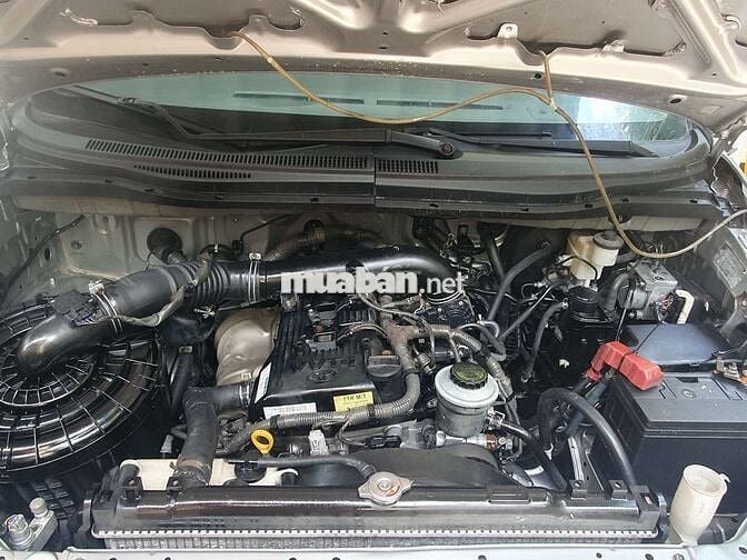 Toyota Innova 2010 8 chỗ Bạc