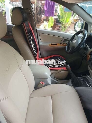 Toyota Innova 2010 8 chỗ Bạc