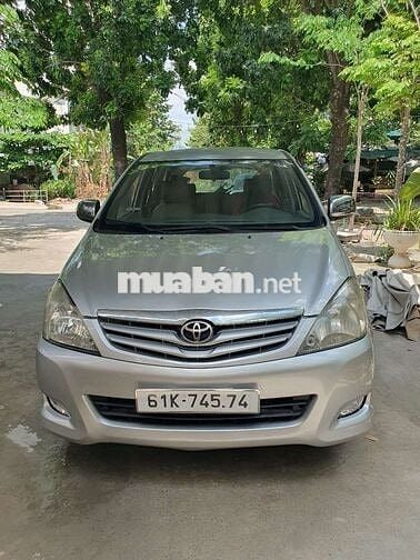 Toyota Innova 2010 8 chỗ Bạc