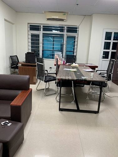 Cho thuê văn phòng: Còn 1 tầng trống, Mỗi tầng 70m2, Có thang máy 