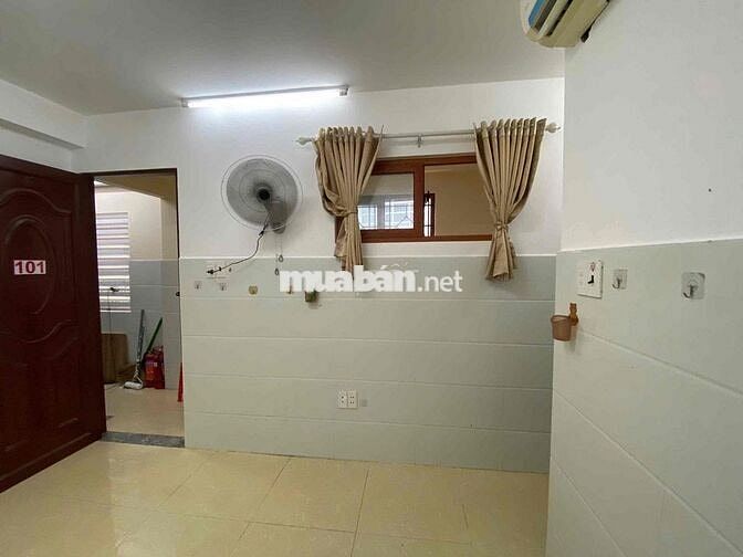 Cuối đường Hoa Sữa, đi bộ 100m ra Phan Xích Long