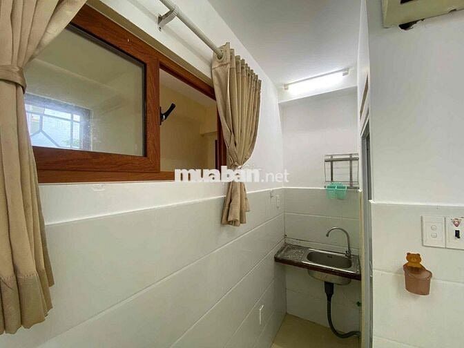 Cuối đường Hoa Sữa, đi bộ 100m ra Phan Xích Long