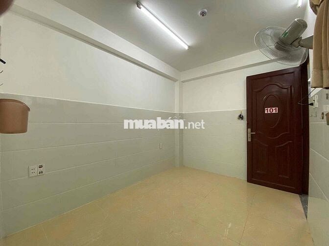 Cuối đường Hoa Sữa, đi bộ 100m ra Phan Xích Long