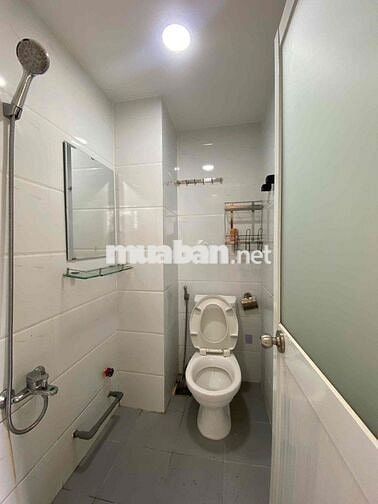 Cuối đường Hoa Sữa, đi bộ 100m ra Phan Xích Long