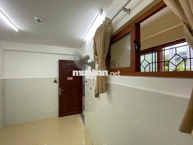 Cuối đường Hoa Sữa, đi bộ 100m ra Phan Xích Long