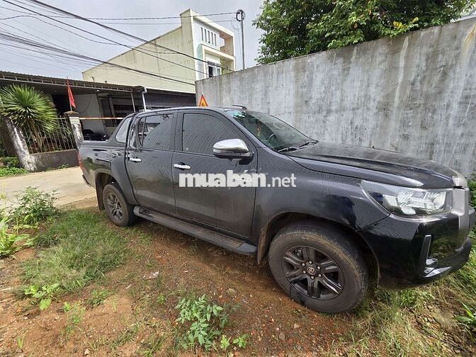 Toyota Hilux 2020 STD 1 cầu 2.4 Đen