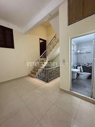 Cho thuê nhà mặt đường Nghi Tàm, tiện kinh doanh, làm văn phòng