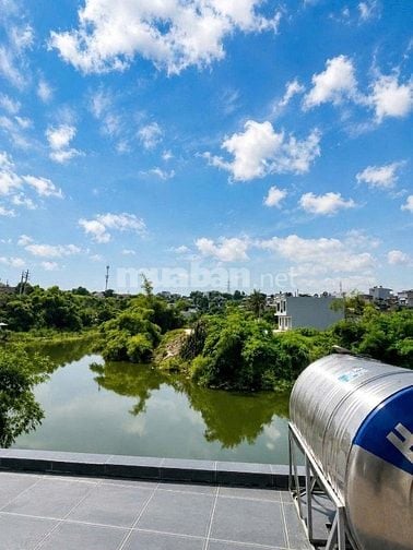Nhà 5 tầng hiện đại, có thang máy