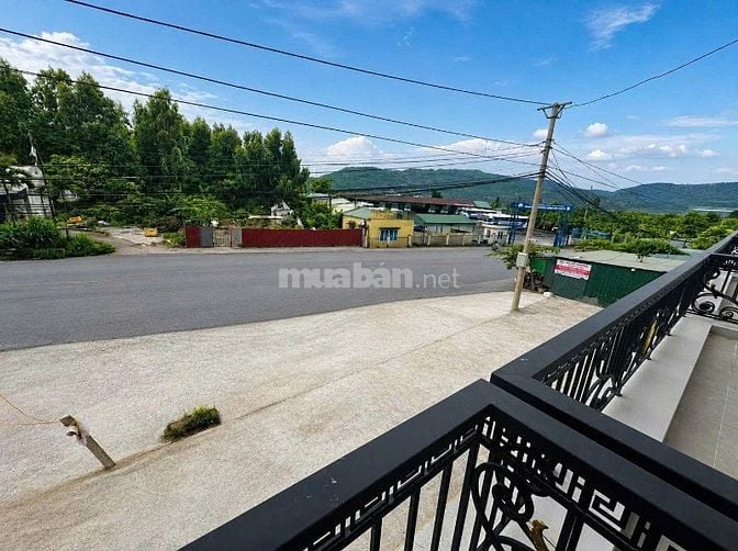 Nhà 5 tầng hiện đại, có thang máy
