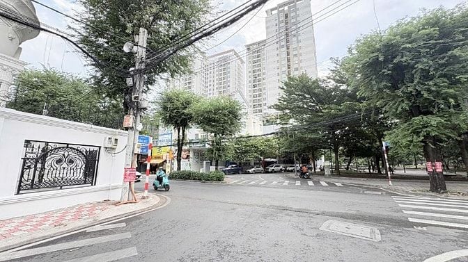 NHÀ ĐẸP 3 TẦNG NGAY ĐƯỜNG DÂN CHỦ - DÂN TRÍ CAO KHU VIP BÌNH THỌ -