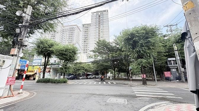 NHÀ ĐẸP 3 TẦNG NGAY ĐƯỜNG DÂN CHỦ - DÂN TRÍ CAO KHU VIP BÌNH THỌ -