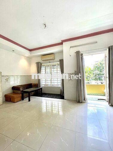 Phòng ngay bến xe quận 8 giá 4tr5 có ban công ở được 6 người