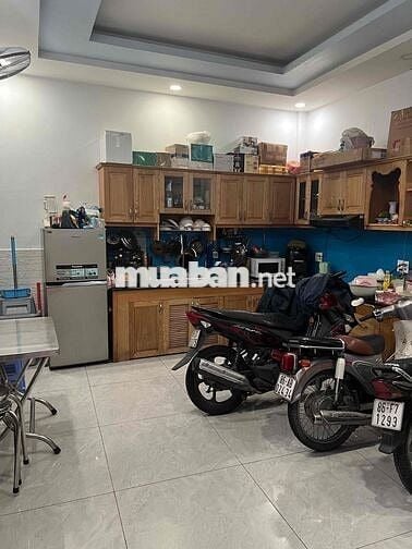 nhà chính chủ. có sẵn hợp đồng thuê 20tr 1 tháng