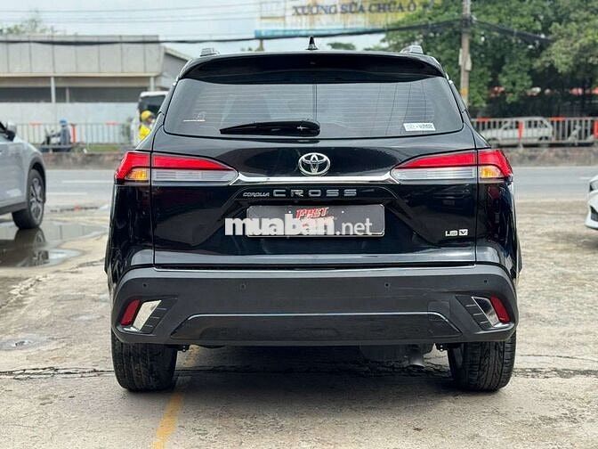 Toyota Corolla Cross 2022 bản V 1.8L,màu đen,8v1km