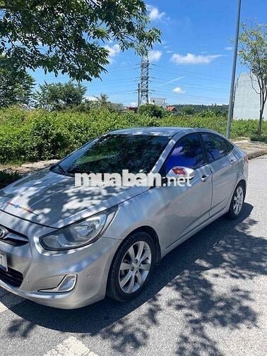 Hyundai Accent số tự động.