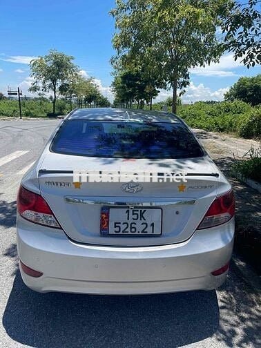 Hyundai Accent số tự động.
