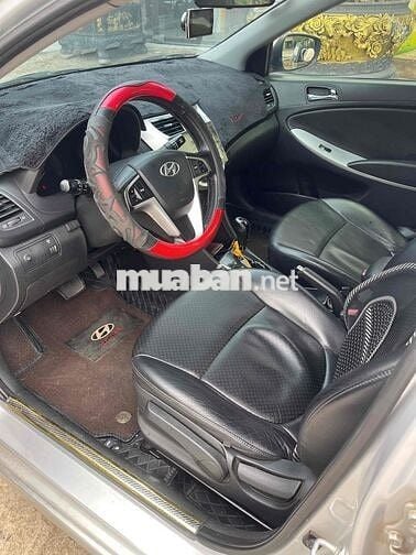 Hyundai Accent số tự động.