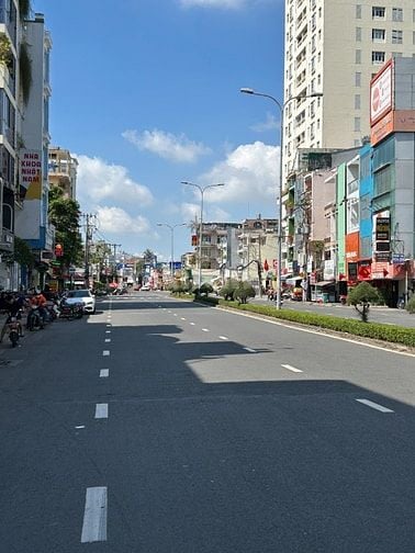 NHÀ XÂY 4 TẦNG - ĐƯỜNG 2 Ô TÔ TRÁNH, CẠNH ĐƯỜNG - XÔ VIẾT NGHỆ TĨNH
