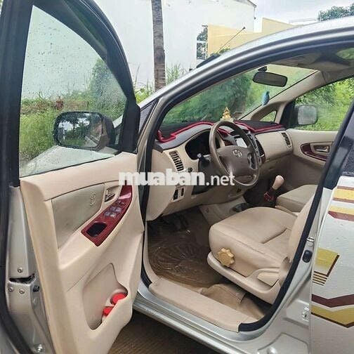Toyota Innova 8 chỗ Bạc 140.000 km