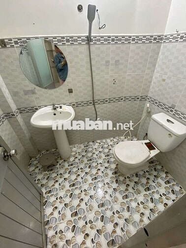 Căn hộ nguyên tầng 3 2 PN, đẹp đủ nội thất