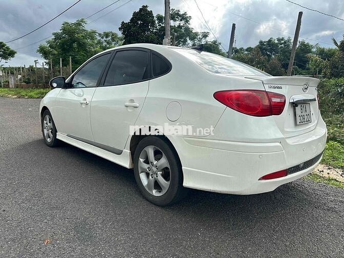 Hyundai Avante Trắng Tự động Xăng