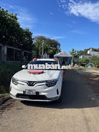 VinFast VF8 Eco 2023 Trắng 100.000 km