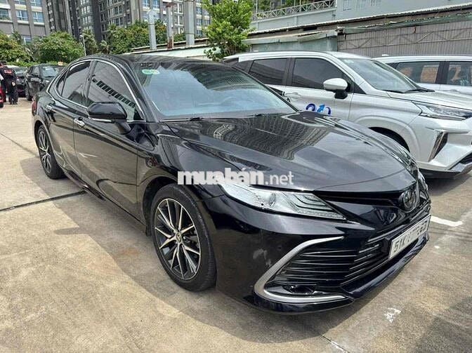 Toyota Camry 2.5 Q Đen 30.000 km