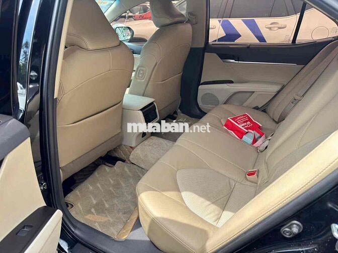 Toyota Camry 2.5 Q Đen 30.000 km