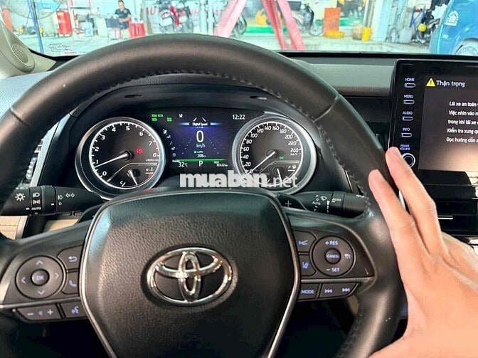 Toyota Camry 2.5 Q Đen 30.000 km