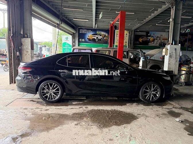 Toyota Camry 2.5 Q Đen 30.000 km