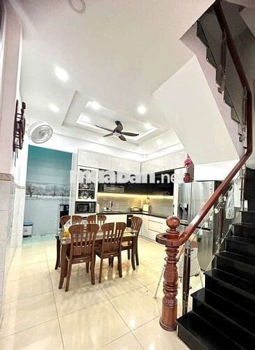 NHÀ TRỆT 2 LẦU TUM ĐỐI DIỆN VẠN PHÚC
