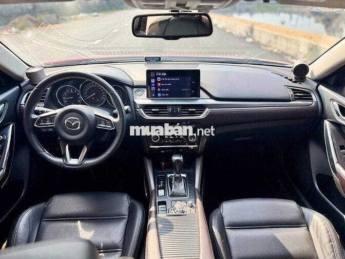 Mazda 6 model 2020 màu đỏ
